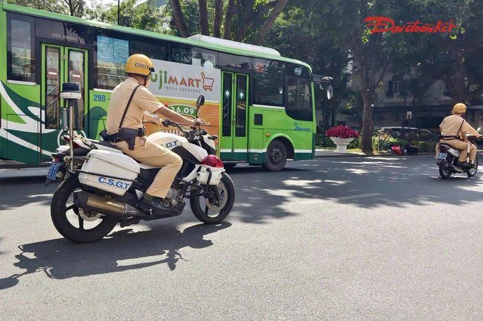 Lực lượng chức năng tổ chức kiểm tra lưu động tại các tuyến phố có mật độ phương tiện cao, đặc biệt là khu vực các bãi trông giữ xe, cơ sở kinh doanh dịch vụ ăn uống, cà phê trên phố Hàng Tre, Tràng Thi và khu vực các bệnh viện.