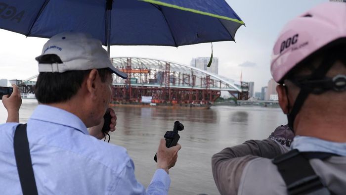 Nhiều người cho biết, khi hoàn thành, cầu đi bộ chắc chắn sẽ thu hút đông đảo người dân. Ảnh: Đ.Xá.