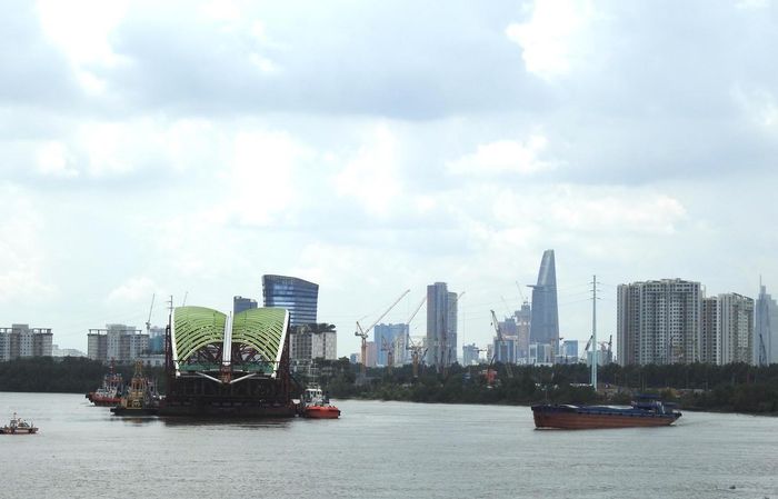 Sà lan chở vòm thép sẽ neo đậu ở sông Sài Gòn để chuẩn bị cho việc hợp long vào sáng 21/10. Ảnh: Đ.Xá.