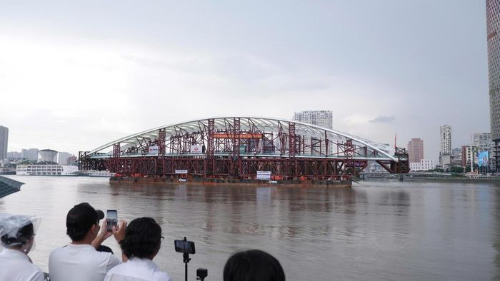 Nhiều người tranh thủ quay phim, chụp hình. Ảnh: Đ.Xá.