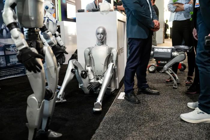  Robot Unitree H2 tại khu vực triển lãm trong hội nghị Nvidia GTC ở San Jose, bang California. Ảnh: Bloomberg. 