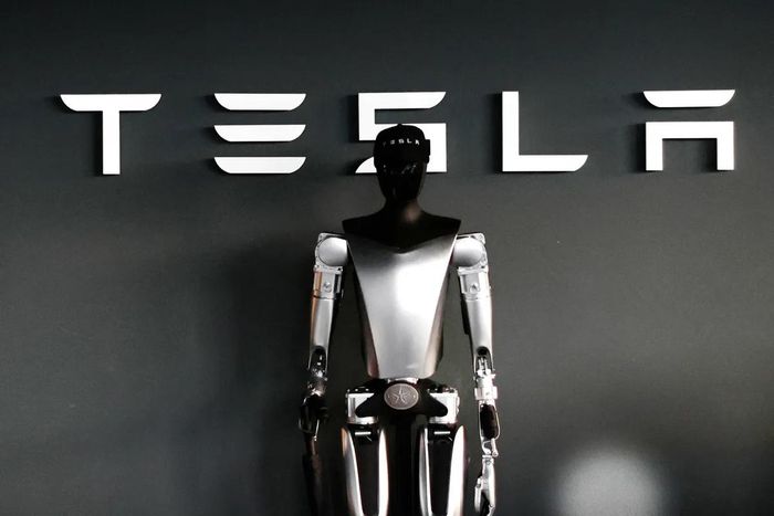  Một robot hình người Tesla Optimus tại một cửa hàng Tesla ở Zurich. Ảnh: NurPhoto. 
