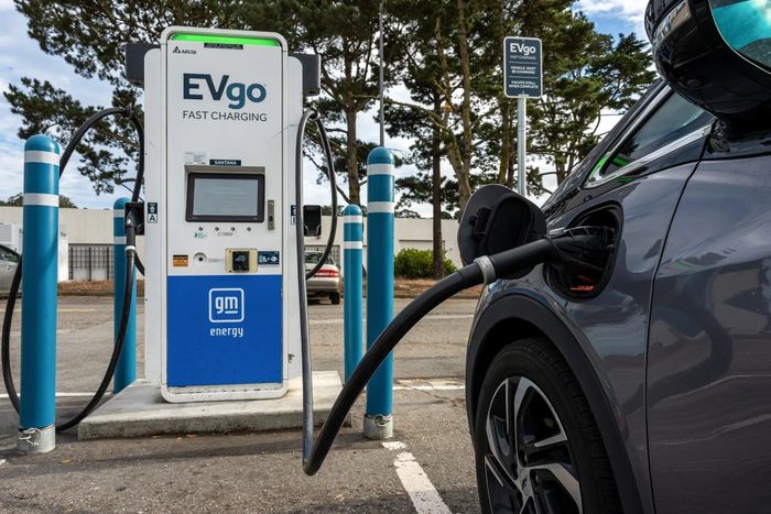  Một chiếc xe điện tại trạm sạc nhanh EVgo ở Nam San Francisco. Ảnh: Bloomberg
