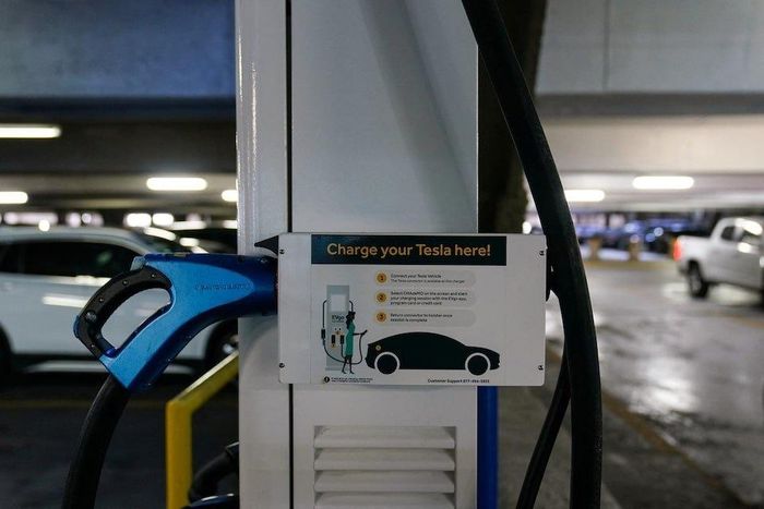 Các trạm sạc xe điện xuất hiện ngày càng nhiều và tiện lợi, ở gần khu dân cư, nơi mua sắm với chất lượng dịch vụ ngày càng cao hơn trước. Ảnh: Los Angles Times, Greencarreports, Reuters.