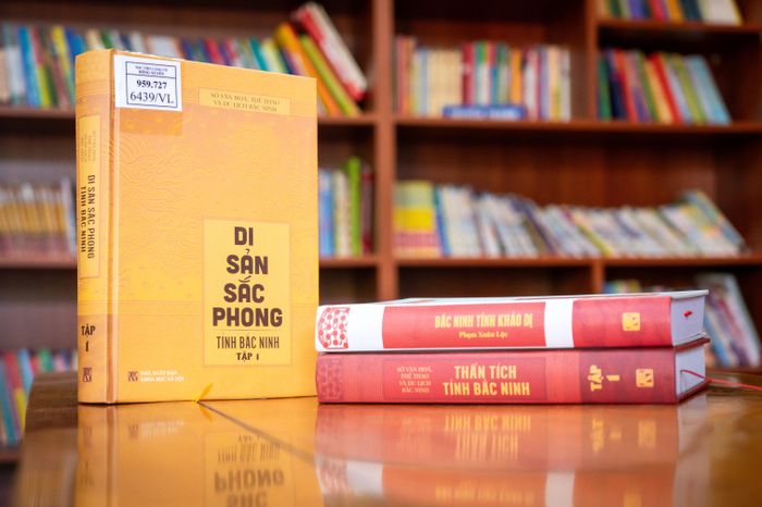  Thư viện có nhiều đầu sách chuyên nghiên cứu về Bắc Ninh như các tập Di sản sắc phong tỉnh Bắc Ninh, Bắc Ninh tỉnh khảo dị, Thần tích tỉnh Bắc Ninh, Văn hóa làng xã Yên Phong,... nhằm phục vụ công tác nghiên cứu, học tập về quê hương của người dân địa phương. 