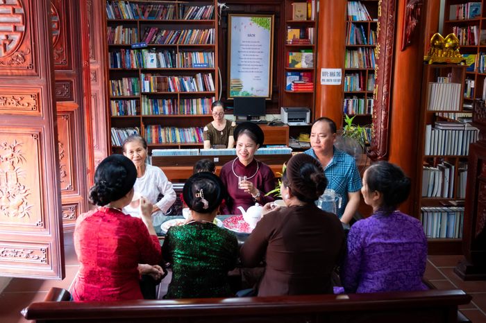 Bà Khanh kể lại, một lần, ông Cao Văn Hà, nguyên Giám đốc Sở Xây dựng tỉnh Bắc Ninh, người khởi xướng phong trào khuyến học, khuyến đọc tại xã Yên Phong, ghé thăm không gian nhà bà Khanh. Thấy kho tàng sách quý của ông Lữ để lại, cùng một không gian rộng rãi, thoáng đãng, ông Hà đề nghị bà Khanh cùng biến không gian thành một thư viện, để lan tỏa văn hóa đọc, để giá trị tri thức được thêm nhân rộng. Bà Khanh nhận lời đề nghị, nghĩ rằng đón người dân đến với sách cũng là một cách để tri thức của chồng mình tiếp tục được sống đời sống của nó. 