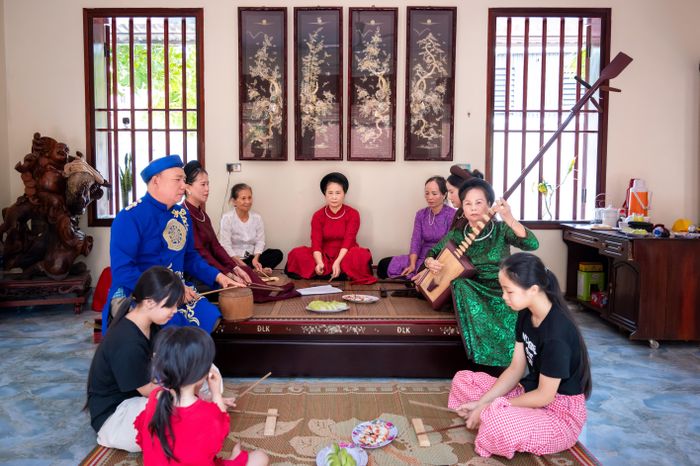  Thư viện làng cò Đông Xuyên đã trở thành một không gian sinh hoạt văn hóa, văn nghệ quen thuộc của người dân. Bằng sự bao dung và nhiều tâm huyết, bà Khanh vẫn ngày ngày tiếp tục lan rộng giá trị của tình yêu, tri thức và sự tử tế. 