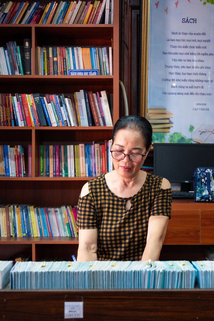 Nhiều phụ huynh thường đưa con nhỏ tới thư viện nhờ bà Khanh chọn sách cho đọc. Bà có một cách riêng để khuyến khích trẻ nhỏ đọc sách. Theo bà, trước khi muốn khuyến khích người khác thực hiện điều gì, cần để người ta yêu quý, tin tưởng mình trước, coi mình như một người nhà. Bà Khanh kể nhiều lần bà nấu cơm cho tụi trẻ con tới thư viện, chăm sóc lũ trẻ như cháu ruột mình. Nhờ vậy, tụi trẻ yêu quý bà, tâm sự với bà về nhiều điều trong cuộc sống. Từ đó, bà Khanh biết tâm tình từng người, và gợi ý những cuốn sách phù hợp với nhu cầu từng đứa trẻ. 