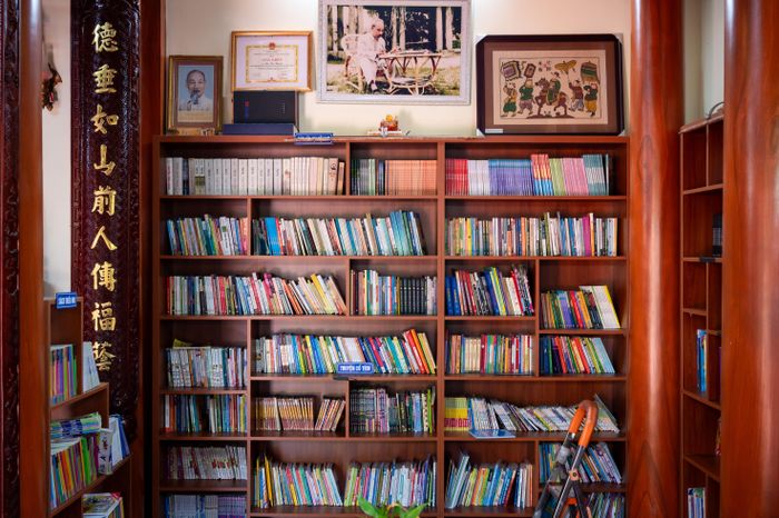  Thư viện làng cò Đông Xuyên hình thành từ một chuyện tình yêu. Bà Đào Thị Khanh, vốn là một ca nương hát ca trù, là vợ của cố PGS.TS Nguyễn Đức Lữ, nguyên Viện trưởng Viện Tôn giáo và Văn hóa (Học viện Chính trị Quốc gia Hồ Chí Minh). Ông Nguyễn Đức Lữ một đời bận bịu vì công việc, nhưng luôn nuôi ước mơ khi nghỉ hưu sẽ về quê hương mình, là làng Đông Xuyên, để viết văn, viết sách. "Ông ấy nói với tôi rằng muốn viết một cuốn sách đúc kết lại kinh nghiệm trong nghề nghiệp của mình, một cuốn sách để lại cho đời, rồi có một không gian cho sách. Ước mơ nhỏ như vậy mà không kịp...", bà Khanh kể lại.