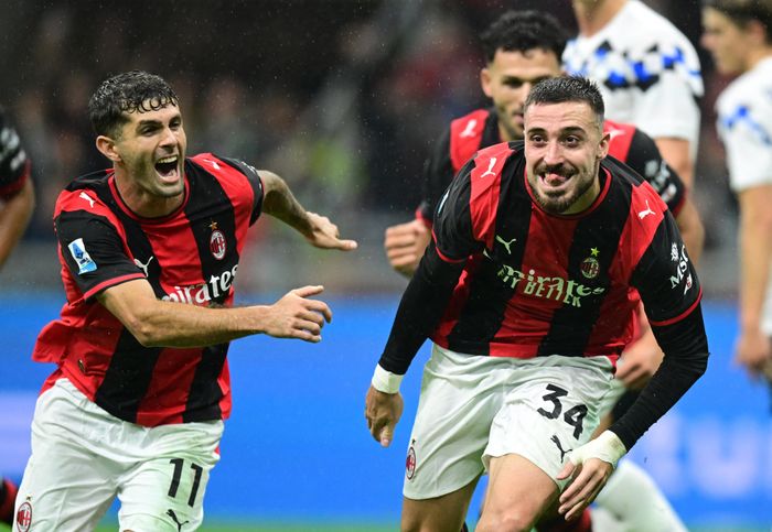  AC Milan dẫn Atalanta 3-0 nhưng phải vất vả bảo vệ chiến thắng 3-2 trong những phút cuối tại San Siro. 