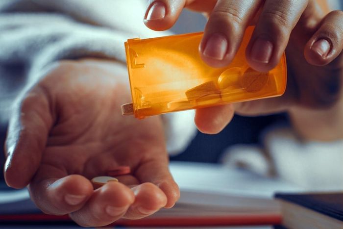  Lạm dụng một số thuốc giảm đau chống viêm không steroid (NSAID), như ibuprofen và naproxen, có thể gây hại đến gan và thận. Ảnh: Magnific. 