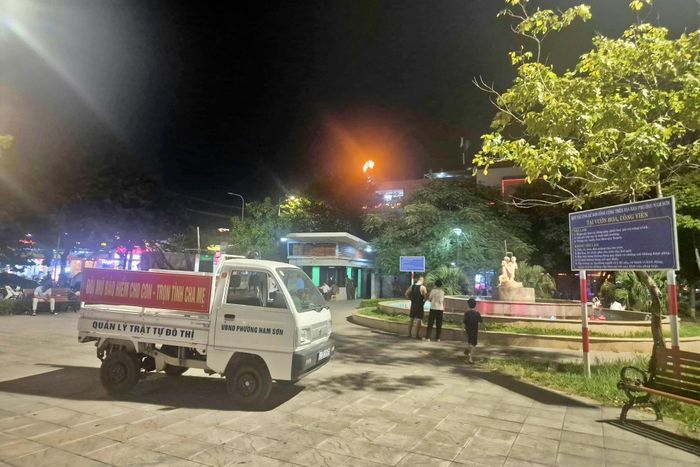  Chính quyền phường Nam Sơn túc trực tại Công viên Lãm Làng tối 17/10. Ảnh: Đan Châu.