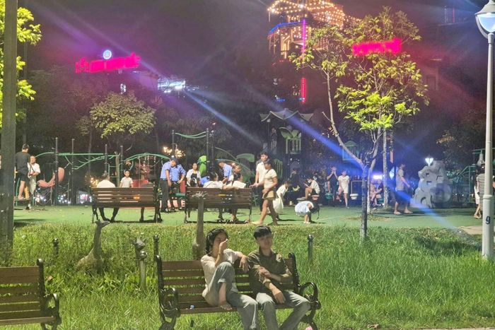  Công viên Lãm Làng tối 17/10 không còn cảnh "các idol nổi tiếng" nhảy múa, livestream. Ảnh: Đan Châu.