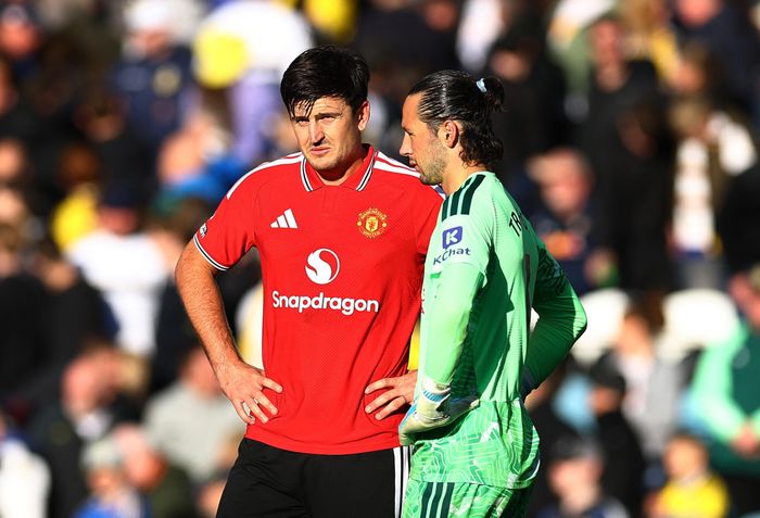  Harry Maguire và các hậu vệ MU liên tục phải chống đỡ những đợt tấn công của Leeds. 