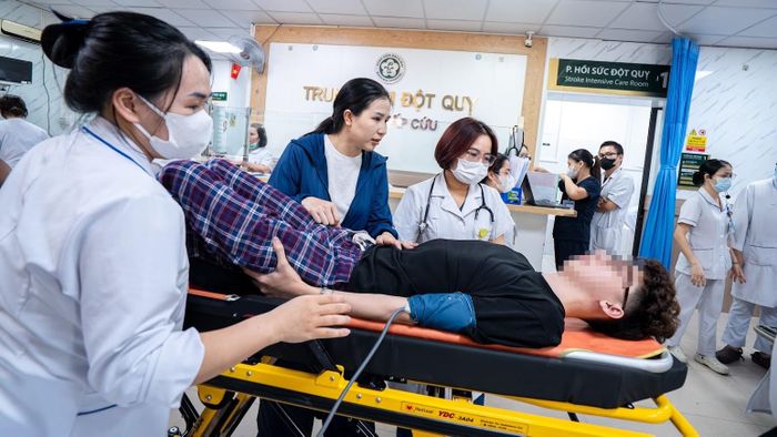 Ở Trung tâm Đột quỵ, ca bệnh có thể ập đến bất cứ lúc nào, không phân biệt ngày hay đêm. 9h sáng nay, chuông báo động vang lên khi T.A. (18 tuổi) được người nhà đưa đến trong tình trạng co cứng, tay chân run. Tôi lập tức thăm khám, ưu tiên loại trừ những nguyên nhân thực thể nguy hiểm, trước hết là đột quỵ.