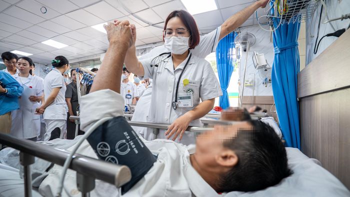  Nam bệnh nhân này 53 tuổi, sau khi thức dậy vào 4h30 sáng, ông xuất hiện nói khó, méo miệng. Khi ăn sáng, ông không nuốt được thức ăn, được gia đình đưa đi cấp cứu tại Bắc Ninh rồi chuyển đến Bệnh viện Bạch Mai. Ngay khi tiếp nhận, chúng tôi lập tức kiểm tra dấu hiệu sinh tồn, đánh giá thần kinh và nghi ngờ đột quỵ cấp. 
