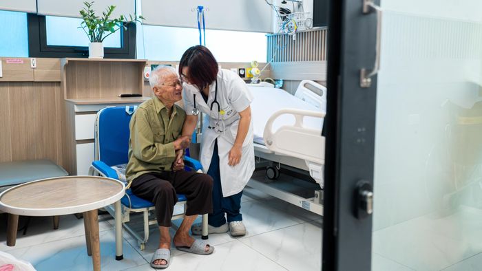  Hôm nay, tôi tiễn một cụ ông 90 tuổi xuất viện. Cụ nắm tay tôi cảm ơn, rồi tự hào kể mình đã có 69 năm tuổi Đảng, mong sống khỏe để đón cột mốc 70 năm. Không phải ca bệnh nào cũng có kết quả như mong đợi. Nhưng cái nắm tay hôm nay, tôi sẽ mang theo vào những đêm trực tới. 
