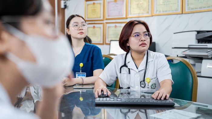 Giữa những ca trực, tôi còn đồng hành cùng các bác sĩ trẻ, học viên và bác sĩ nội trú. Chúng tôi cùng thăm khám, phân tích những ca bệnh thực tế và trao đổi với nhau những thắc mắc nảy sinh trong quá trình học tập.