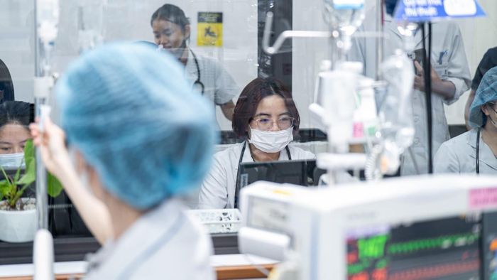 Ở nơi này, áp lực là điều không thể tránh khỏi, khi mỗi quyết định đều có thể ảnh hưởng đến tính mạng người bệnh. Có những ca đến viện lúc 1-2h sáng, tôi lập tức đọc phim, đánh giá tình trạng, quyết định hướng can thiệp rồi giải thích với gia đình, không còn chỗ cho cơn buồn ngủ. Chỉ khi ca trực kết thúc, mệt mỏi mới thực sự ập đến, nhưng sau một giấc ngủ sâu, tôi lại trở về với những ca bệnh mới.