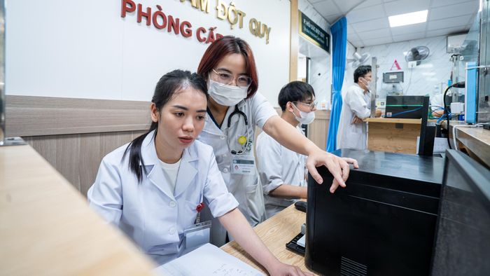  Ca bệnh 18 tuổi trên cũng là một trong hàng chục người bệnh Trung tâm tiếp nhận mỗi ngày, trung bình 40-60 ca mới. Riêng một tua trực từ khoảng 16h30 đến 7h sáng hôm sau có thể đón 20-30 người, trong khi thường chỉ có 2 bác sĩ chính. Có lúc, nhiều ca nhập viện dồn dập cùng một thời điểm. 