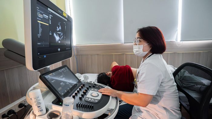 Song song với điều trị, chúng tôi còn phải truy tìm nguyên nhân gây đột quỵ. Với người bệnh nhồi máu não, ngoài chụp não và xét nghiệm, siêu âm tim giúp đánh giá cấu trúc tim, tìm những bất thường có thể làm hình thành cục máu đông trong tim rồi gây tắc mạch não.