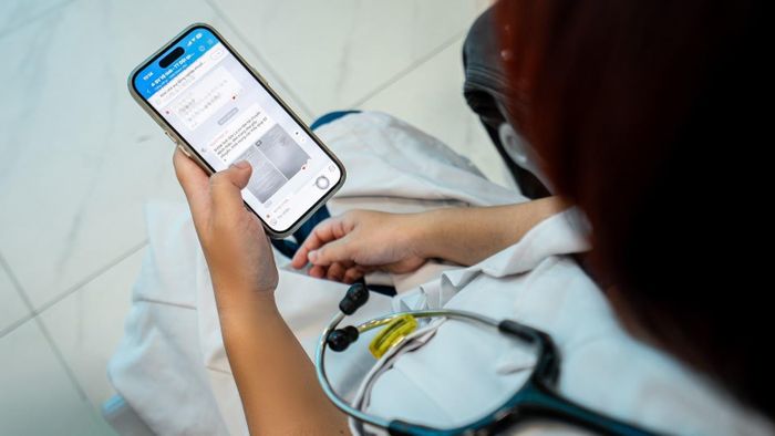  Ca trực của tôi không chỉ dành cho người bệnh tại trung tâm mà còn cho cả những bệnh viện tuyến dưới có liên kết. Qua hội chẩn trực tuyến, chúng tôi cùng trao đổi về triệu chứng, diễn biến và hình ảnh chụp chiếu của những ca phức tạp, giúp người bệnh ở xa được chọn hướng điều trị phù hợp, kịp thời hơn. 