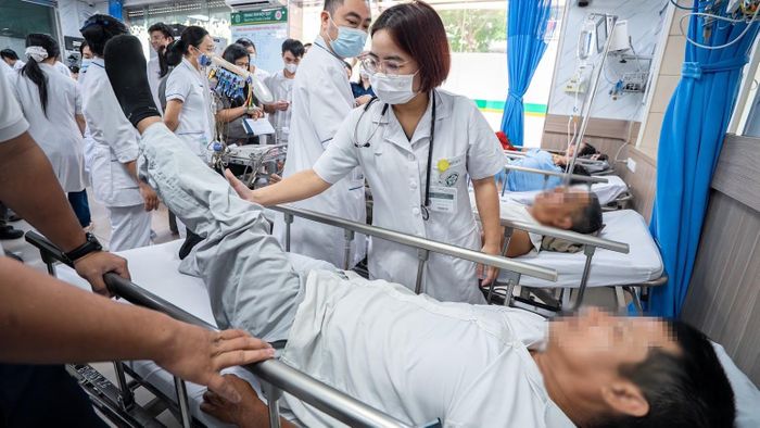 Tôi kiểm tra vận động tay chân cho người bệnh ngay trên cáng, trong khi các giường cấp cứu xung quanh đã kín người. Bệnh nhân được lấy máu xét nghiệm, đồng thời chuẩn bị chụp não khẩn trương để xác định tổn thương, lựa chọn hướng điều trị. 