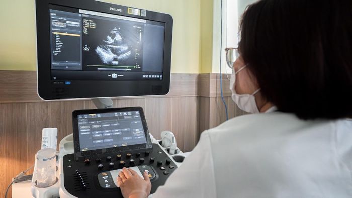 Trước màn hình siêu âm, tôi đo từng thông số của các buồng tim, chú ý những bất thường dù nhỏ nhất. Một tỷ lệ đáng kể trường hợp nhồi máu não có nguyên nhân liên quan đến tim. Nếu phát hiện bất thường, bác sĩ có thể điều chỉnh phương án điều trị và dự phòng đột quỵ tái phát. Vì vậy, siêu âm tim đặc biệt có ý nghĩa khi tìm nguyên nhân đột quỵ ở người trẻ. 