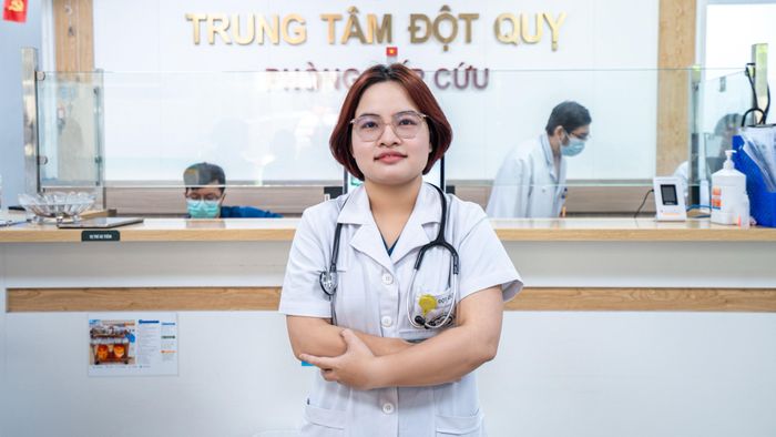 Trong đột quỵ, phát hiện sớm và can thiệp đúng lúc là thêm cho người bệnh một cơ hội sống, cũng là lý do tôi chọn gắn bó với chuyên ngành này. Tôi là thạc sĩ, bác sĩ nội trú Nguyễn Thị Tuyết Trinh, Trung tâm Đột quỵ, Bệnh viện Bạch Mai.