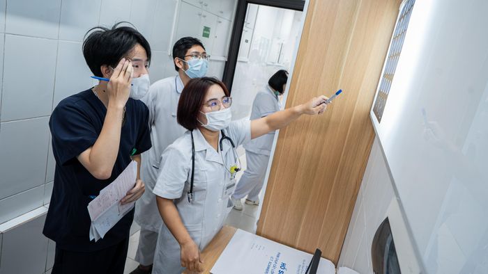  Tôi cùng đồng nghiệp trao đổi nhanh trước phim cắt lớp vi tính của một ca đột quỵ nặng, để thống nhất hướng xử trí. Sau khi đánh giá tình trạng, chúng tôi nhanh chóng khám thần kinh để xác định bệnh nhân có dấu hiệu nghi ngờ đột quỵ, làm rõ thời điểm khởi phát triệu chứng. Đây là thông tin quan trọng để lựa chọn phương án điều trị phù hợp. 