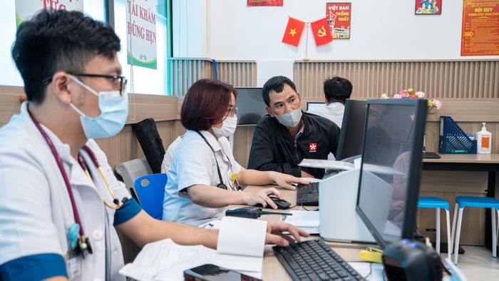  Với người bệnh đột quỵ, hành trình điều trị không dừng lại ở ngày ra viện. Tại phòng khám, tôi xem lại kết quả xét nghiệm, kê đơn thuốc dự phòng và dặn dò cách chăm sóc tại nhà để họ kiểm soát các yếu tố nguy cơ, hạn chế tái phát. Nhìn người bệnh từng chống chọi với bệnh tật nay khỏe lại, ngồi trò chuyện cùng mình, tôi thấy hạnh phúc. 