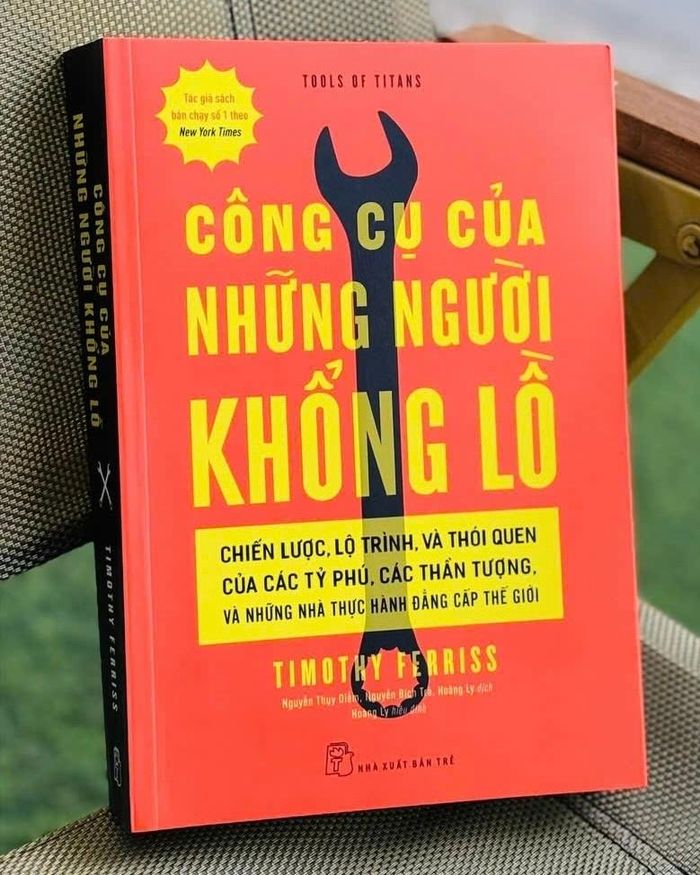 Những trang sách giúp tay đua tạm gác suy nghĩ về công việc. Ảnh: Binhbanbook.