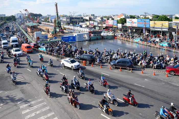 Sáng 19/10, giao thông trên đường Trường Chinh tiếp tục ùn ứ trong giờ cao điểm. Đây là tuyến đường cửa ngõ phía Tây Bắc TP.HCM, có lưu lượng phương tiện lớn.
