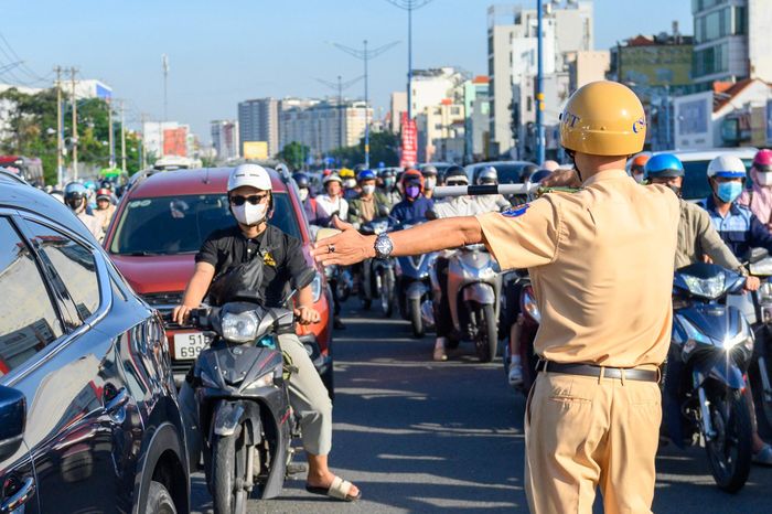 Lực lượng Đội CSGT Tân Sơn Nhất được bố trí ứng trực để điều tiết giao thông, hướng dẫn phương tiện lưu thông qua khu vực ùn tắc trong giờ cao điểm