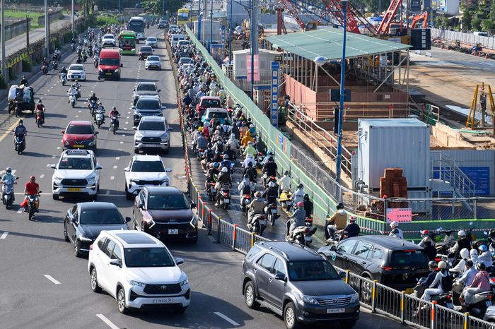 Công trường Metro số 2 nằm dọc tuyến Trường Chinh, ảnh hưởng đến không gian lưu thông trên tuyến đường cửa ngõ phía Tây Bắc thành phố. Trong thời gian thi công, việc tổ chức giao thông phải được điều chỉnh để đáp ứng nhu cầu đi lại của người dân.