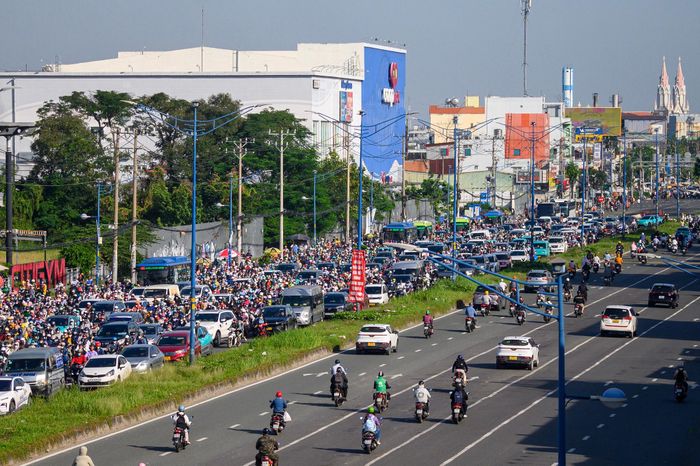 Trái ngược với hướng vào trung tâm, chiều lưu thông từ trung tâm TP.HCM về An Sương ghi nhận tình hình giao thông thông thoáng hơn trong buổi sáng. Các phương tiện có thể di chuyển thuận lợi, không xảy ra tình trạng ùn tắc tại thời điểm ghi nhận.