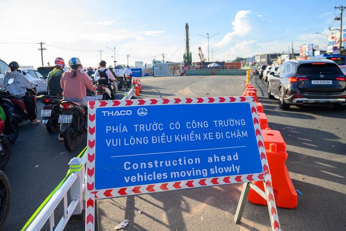 Theo ghi nhận của Tri Thức - Znews tình trạng ùn ứ theo hướng từ An Sương vào trung tâm TP.HCM. Lượng phương tiện đông trong khung giờ người dân đi làm, đi học khiến dòng xe di chuyển chậm qua khu vực đang thi công Metro số 2 Bến Thành - Tham Lương.