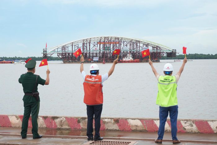  Trước đó, khoảng 16h chiều 18/10, đoàn lai dắt đi qua cảng quốc tế Long An trong sự chào đón của nhân viên cảng, lực lượng chức năng đang làm nhiệm vụ. Ảnh: DaiDung Corporation. 