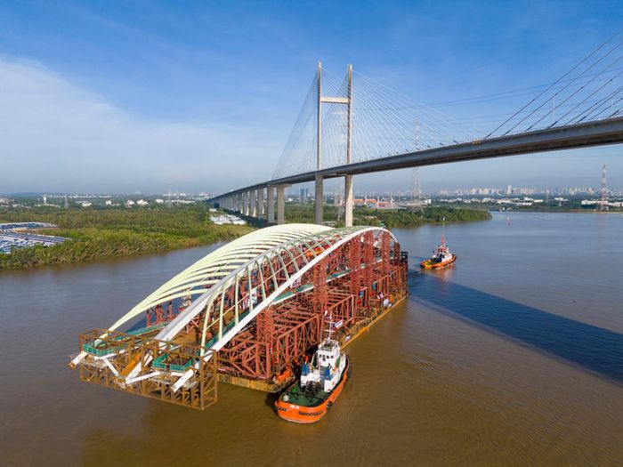  Theo dự kiến, 13h30-14h, đoàn lai dắt dự kiến đến khu vực Bến Nghé, trước khi tiếp cận Bến Bạch Đằng và vị trí neo chờ tại khu vực thi công dự án trong khoảng 1 giờ. Đây là điểm kết thúc hành trình lai dắt kéo dài 124 km, chuyển sang giai đoạn chuẩn bị đưa nhịp cầu vào vị trí lắp đặt. 