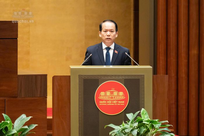  Bộ trưởng Tư pháp Hoàng Thanh Tùng trình Quốc hội dự án Luật Đấu giá tài sản (sửa đổi). Ảnh: Quochoi.vn. 