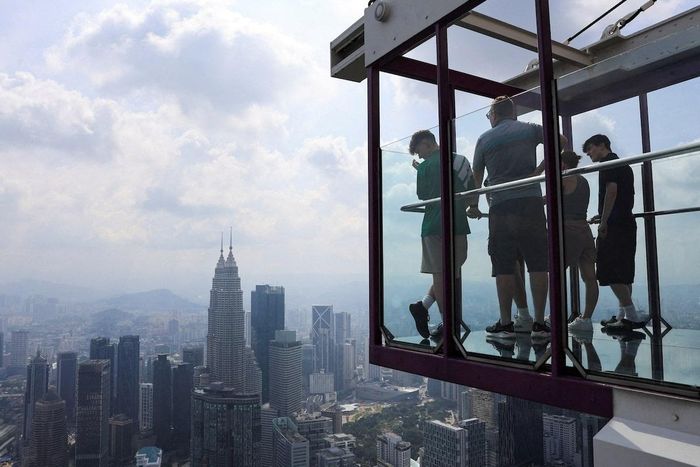 Du khách ngắm đường chân trời Kuala Lumpur từ đài quan sát ở thủ đô Malaysia ngày 31/7/2025. Ảnh: Reuters.