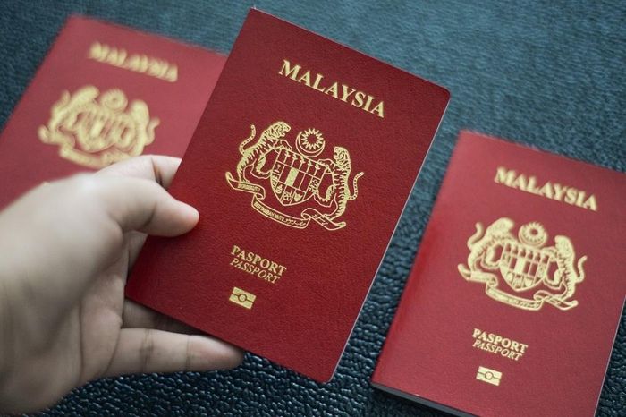 Hộ chiếu mới của Malaysia được giới thiệu tại lễ ra mắt ở Kuala Lumpur, ngày 30/6. Ảnh: Miera Zulyana/Malay Mail.
