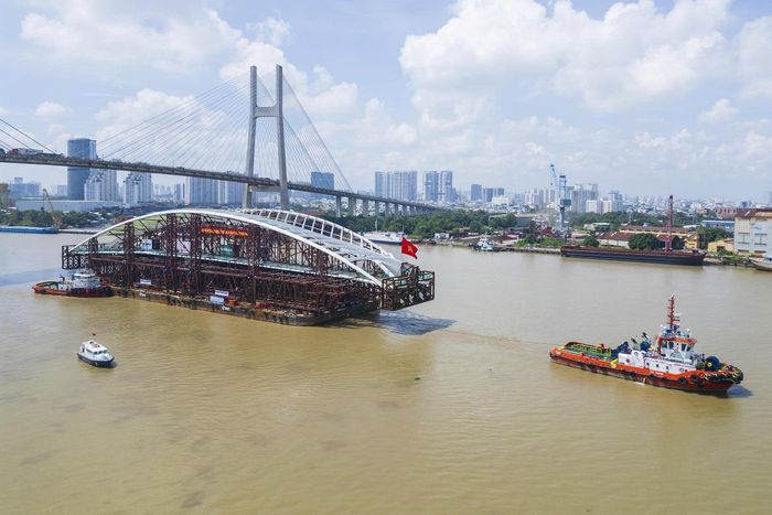 Đây là chặng thứ hai trong hành trình vận chuyển khoảng 124 km đường thủy, đưa kết cấu từ cảng Đông Xuyên, khu vực Vũng Tàu, về công trường. Đoàn khởi hành sáng 18/10, neo nghỉ qua đêm tại phao SR05 trên luồng Soài Rạp trước khi tiếp tục di chuyển vào sáng 19/10.