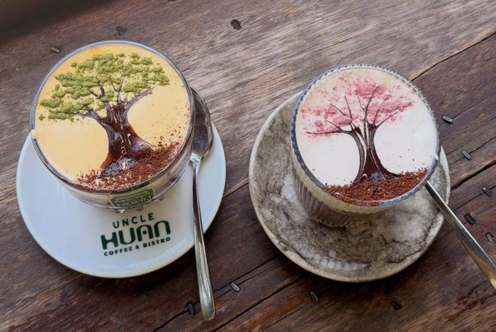  Ly cà phê trứng và cà phê muối được du khách yêu thích nhờ tạo hình cầu kỳ trên lớp kem mịn. Ảnh: Uncle Huan Coffee.