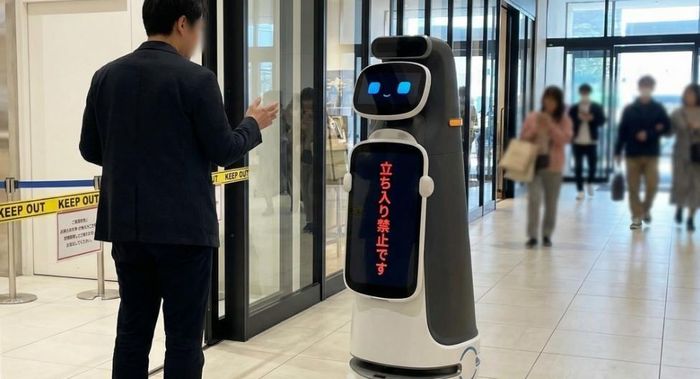  Robot tuần tra an ninh tại một tòa nhà văn phòng ở Nhật Bản, trong dự án ứng dụng công nghệ tự động hóa được SoftBank giới thiệu. Ảnh: SoftBank Robotics.