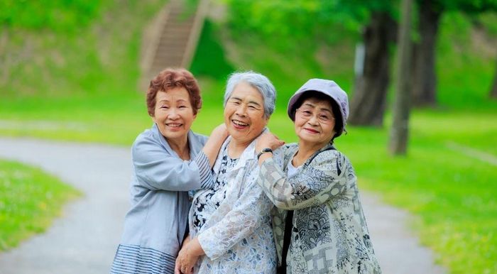 Vì có những ưu thế về mặt di truyền, nên phụ nữ thường có tuổi thọ cao hơn đàn ông. Ảnh minh họa: C.T.