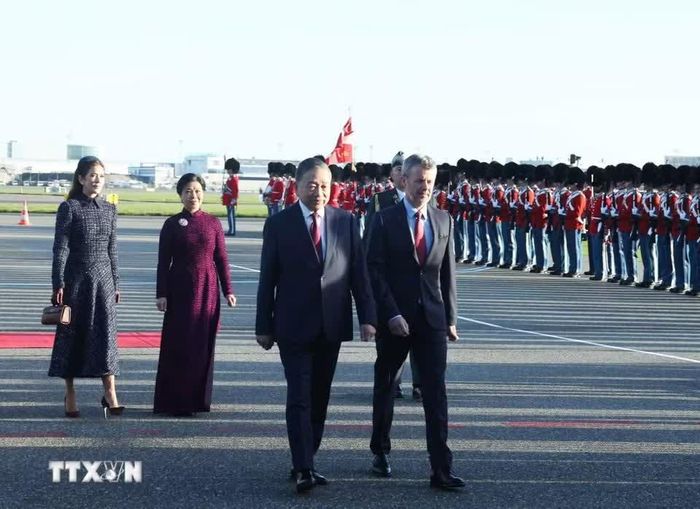 Tổng Bí thư, Chủ tịch nước Tô Lâm và Nhà Vua Đan Mạch Frederik X duyệt Đội danh dự. Chuyến thăm cấp Nhà nước của Tổng Bí thư, Chủ tịch nước Tô Lâm tới Đan Mạch diễn ra đúng dịp hai nước kỷ niệm 55 năm thiết lập quan hệ ngoại giao. Trên cơ sở quan hệ hữu nghị, tin cậy chính trị và hợp tác tốt đẹp trong 55 năm qua, chuyến thăm lần này của Tổng Bí thư, Chủ tịch nước Tô Lâm là dịp để cả hai bên đề ra những định hướng chiến lược, nâng tầm quan hệ trong giai đoạn phát triển mới, thúc đẩy hợp tác với Đan Mạch trở thành mô hình hợp tác tiêu biểu giữa Việt Nam với một đối tác Bắc Âu.