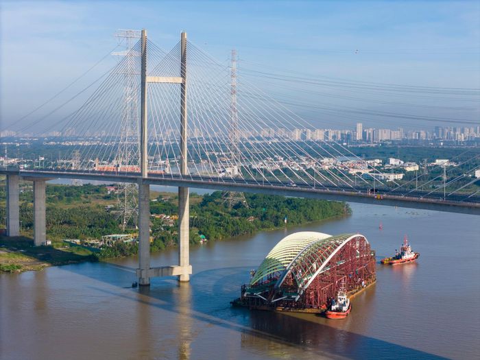 Vòm cầu lá dừa nước tiến qua cầu Bình Khánh sáng 19/10. 