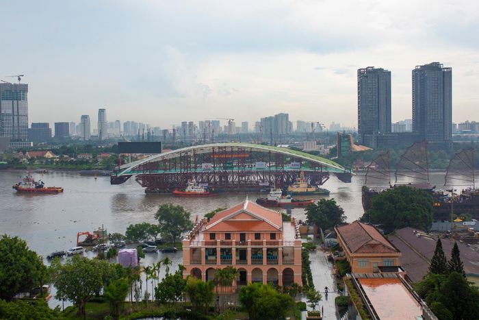  Nhịp chính hình lá dừa nước đi ngang các qua công trình biểu tượng như Bến Nhà Rồng, Bảo tàng Hồ Chí Minh tại TP.HCM. 