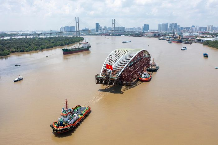  Cầu đi bộ qua sông Sài Gòn kết nối khu vực trung tâm TP.HCM với Thủ Thiêm và Trung tâm Tài chính quốc tế Việt Nam tại TP.HCM, có thiết kế lấy cảm hứng từ hình ảnh lá dừa nước đặc trưng của Nam Bộ. Khi hoàn thành, công trình được kỳ vọng bổ sung không gian đi bộ, tham quan và ngắm cảnh, đồng thời tạo điểm nhấn kiến trúc - văn hóa mới trên sông Sài Gòn. 